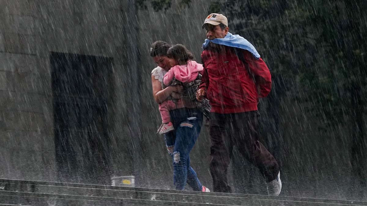 CDMX tendrá chubascos este viernes; prevén rachas de hasta 50 km/h