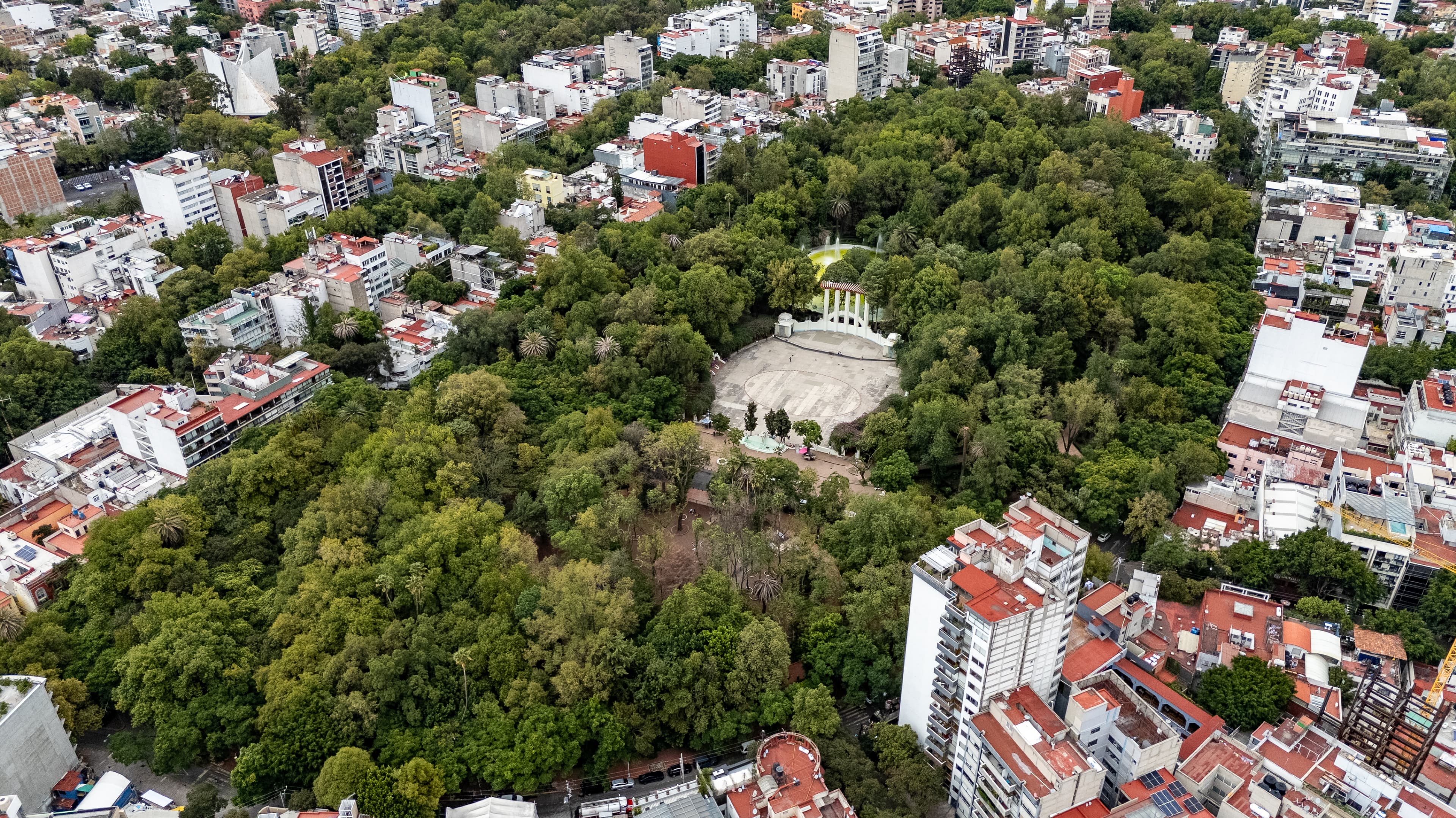 Vista aérea del Parque México y los edificios que lo rodean en la colonia Condesa