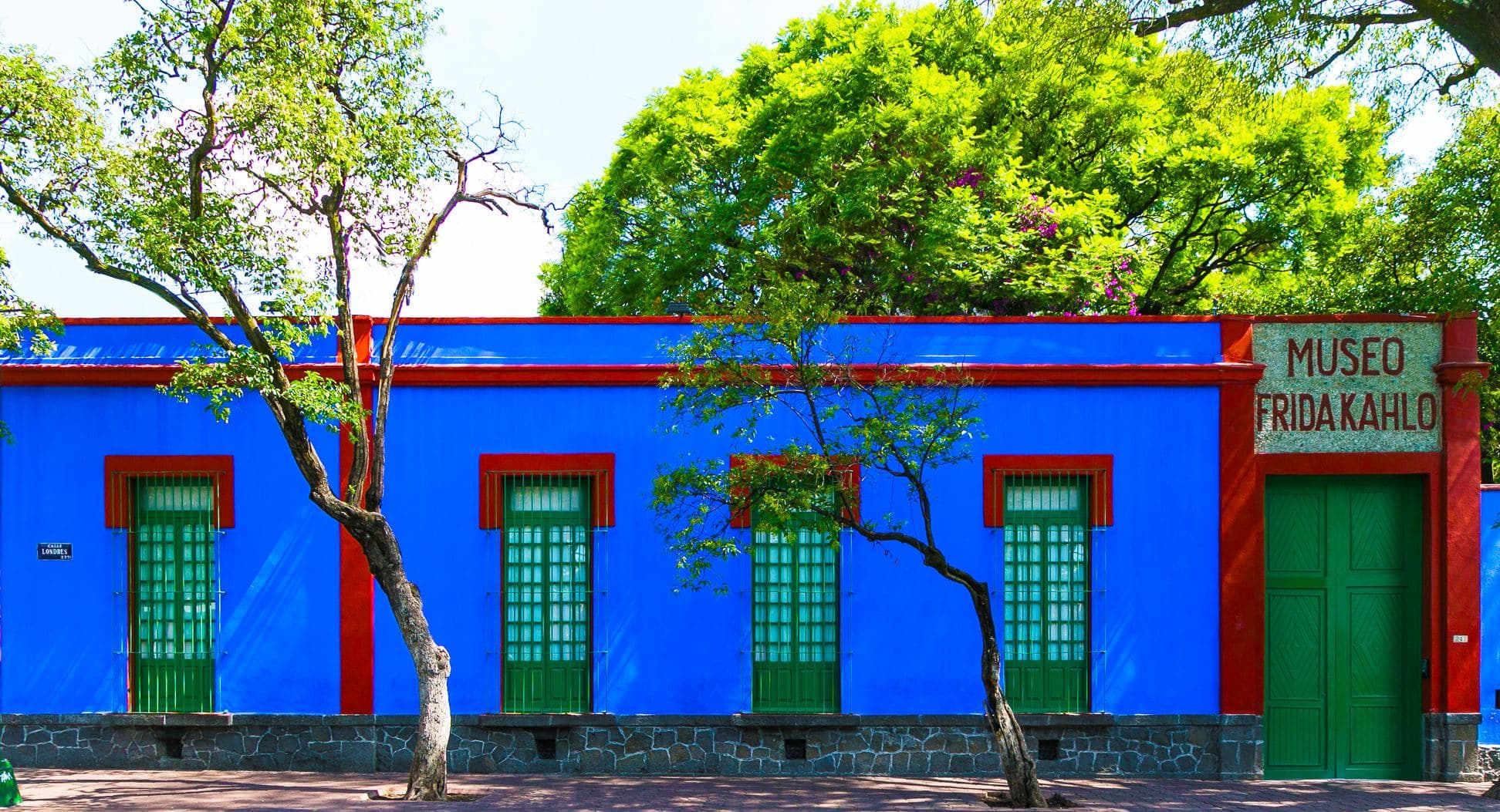 Callejón entre edificios de color azul intenso