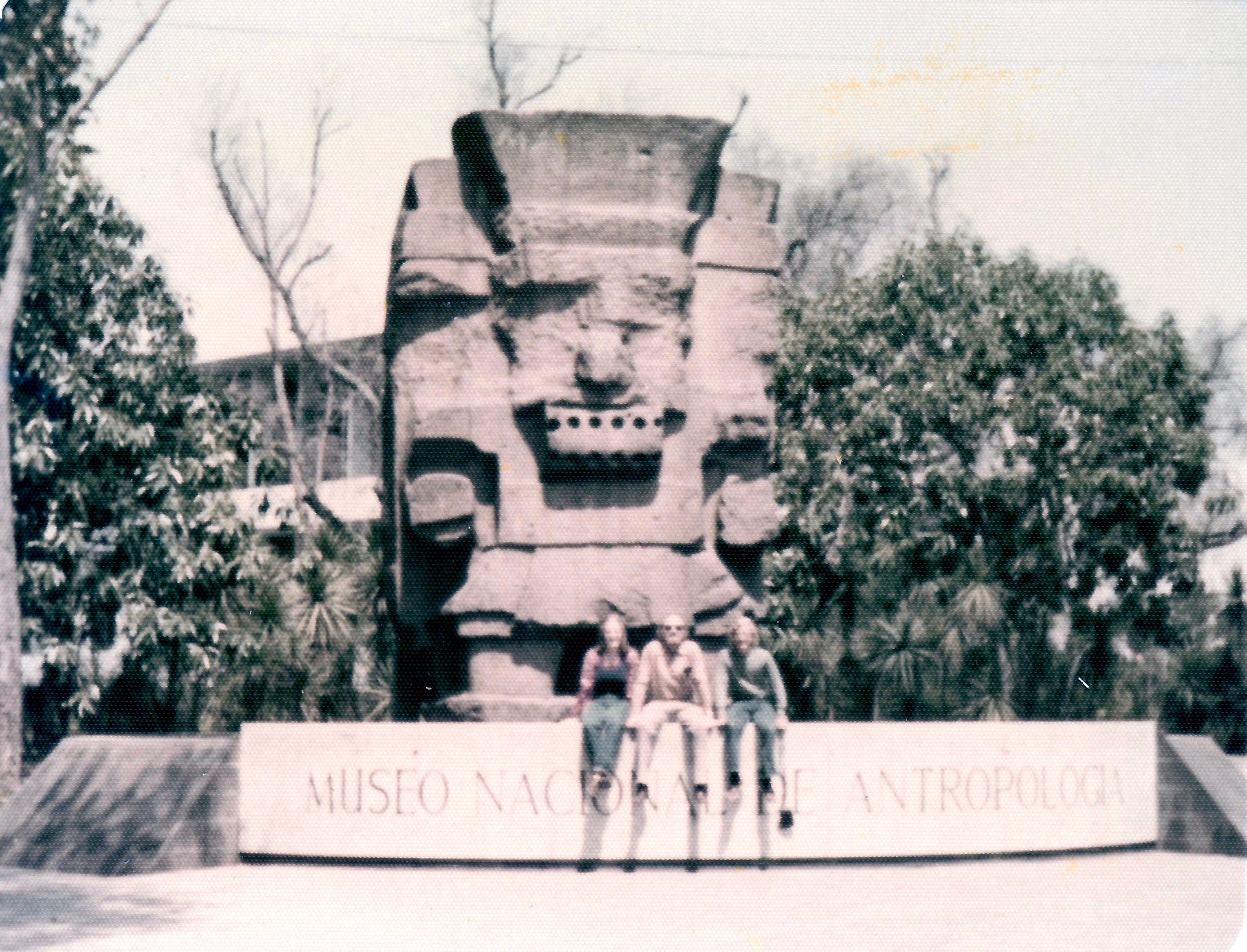 Sala de museo con estatua y piezas arqueológicas